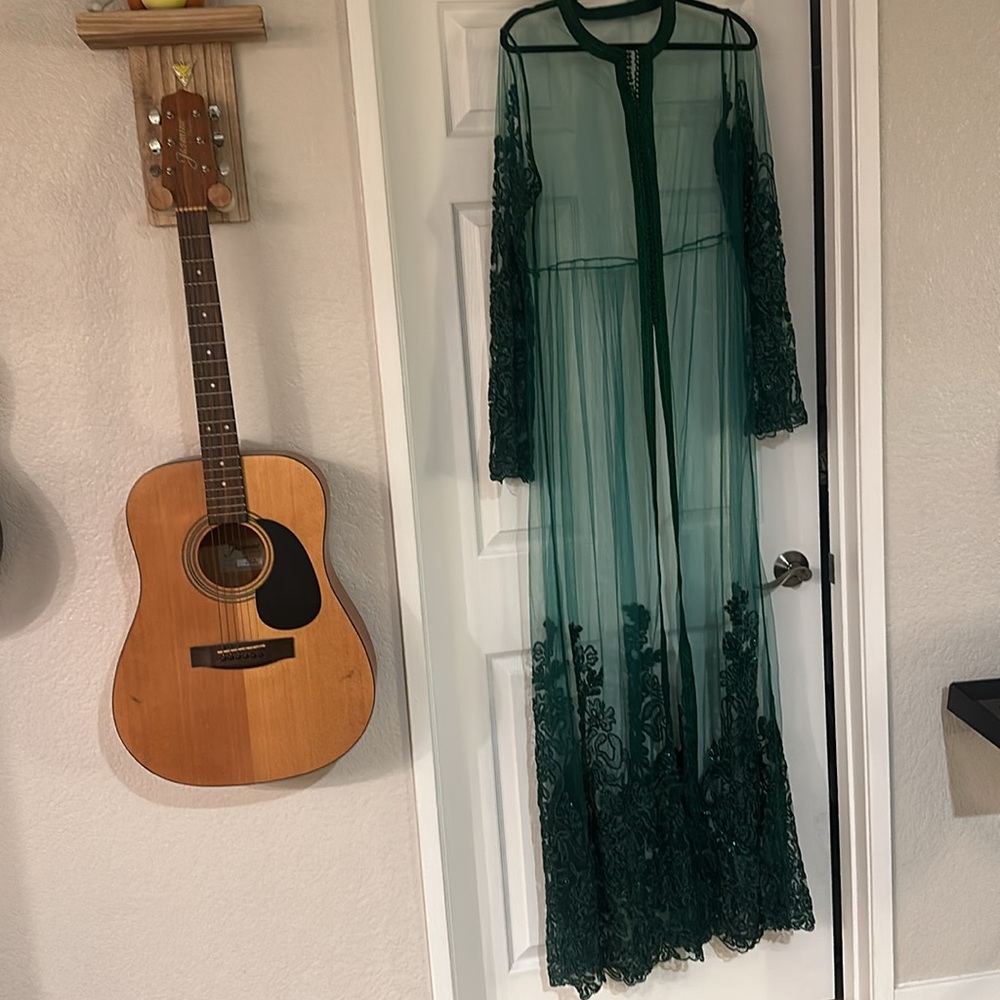 Traditional garment, Emerald Green: Sheer Lace
